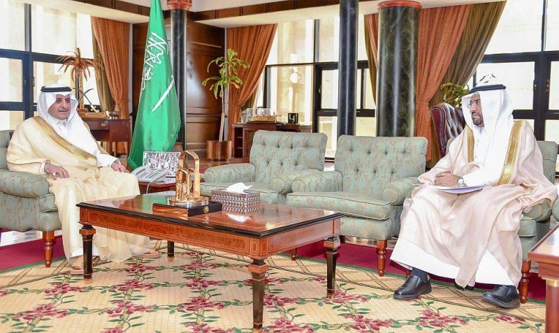



الأمير فهد بن سلطان خلال لقائه مدير عام الشؤون الصحية بالمنطقة. (عكاظ)