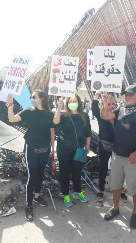 



لبنانيون يرفعون شعارات خلال تظاهرات في ساحة الشهداء وسط بيروت أمس. (عكاظ)