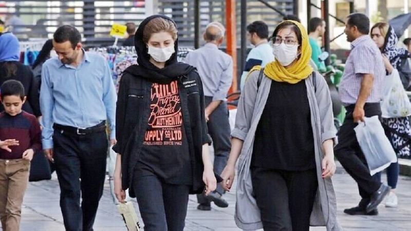 



إيرانيات في شوارع طهران يرتدين الكمامات في مواجهة تفشي كورونا.