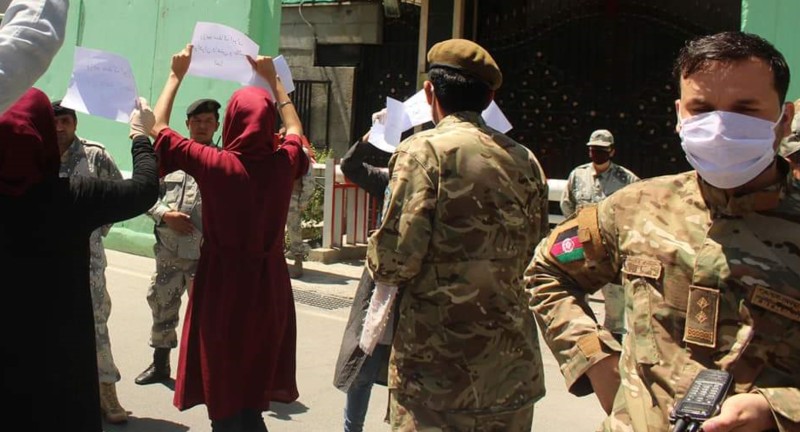 محتجون أفغان أمام سفارة الملالي في كابول. 