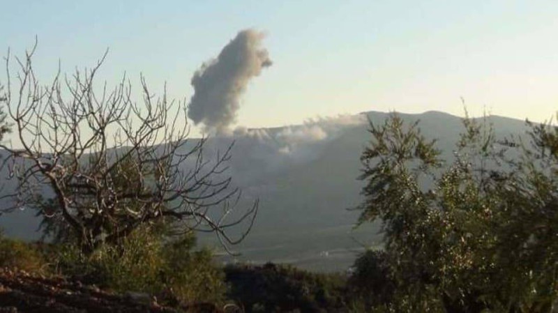 دخان يتصاعد إثر قصف تركي لمرتفعات حاج عمران.