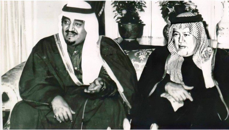 



خادم الحرمين الشريفين الراحل الملك فهد بن عبدالعزيز بجواره كمال أدهم.