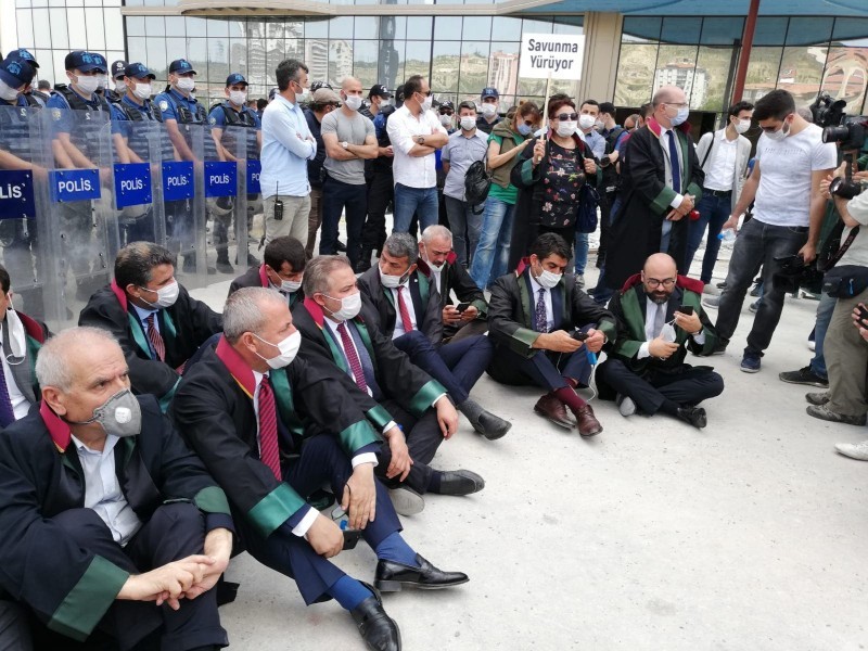 محامون أتراك معتصمون في قلب أنقرة احتجاجا على تغيير حكومة أردوغان نظام النقابة وانتخاباتها أمس.