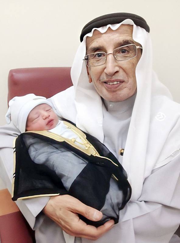 



محمد طاهر البغلي حاملاً حفيده قبل اختفائه في ظروف غامضة.