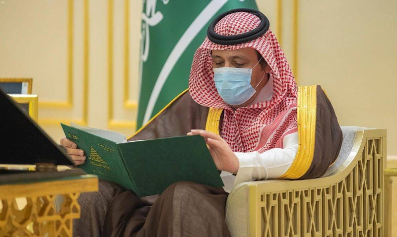 



أمير الباحة يستعرض تقرير فرع وزارة الإسكان.