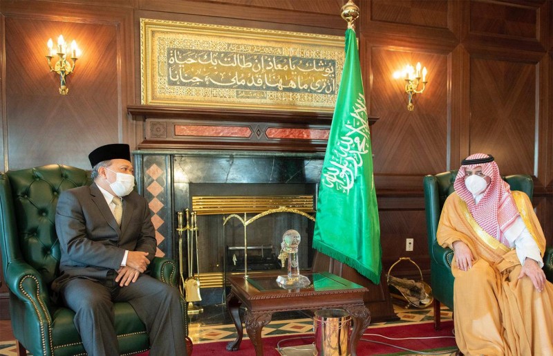 



الأمير فهد بن سلطان خلال استقباله القنصل العام الإندونيسي.  (عكاظ)