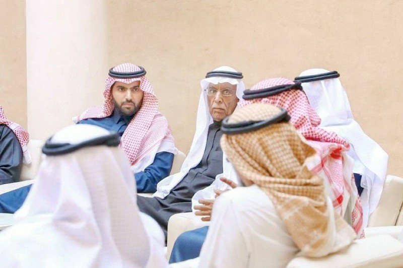 مرزوق بن تنباك إلى جانب وزير الثقافة الأمير بدر بن فرحان في أحد اللقاءات الثقافية.