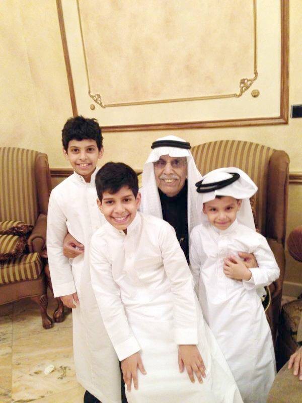 د. مرزوق بن تنباك في صورة جماعية مع ابنه زيد وحفيديه: فيصل الفرم وعبدالله الحربي.