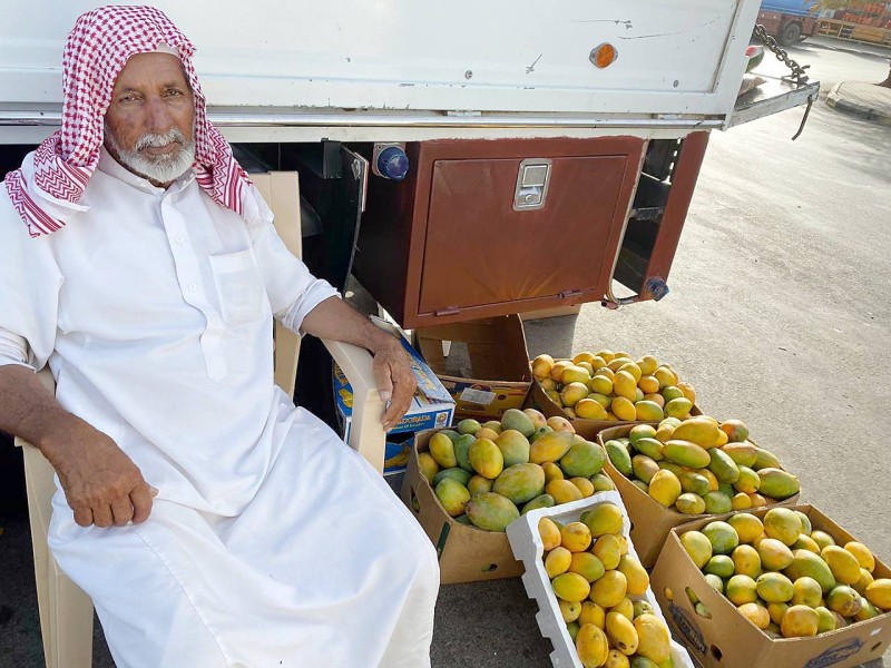 أحد ملاك المزارع عارضا محصول مزرعته للبيع.