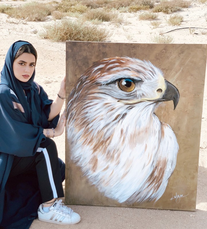 



ولاء آل عقيل إلى جوار إحدى لوحاتها.