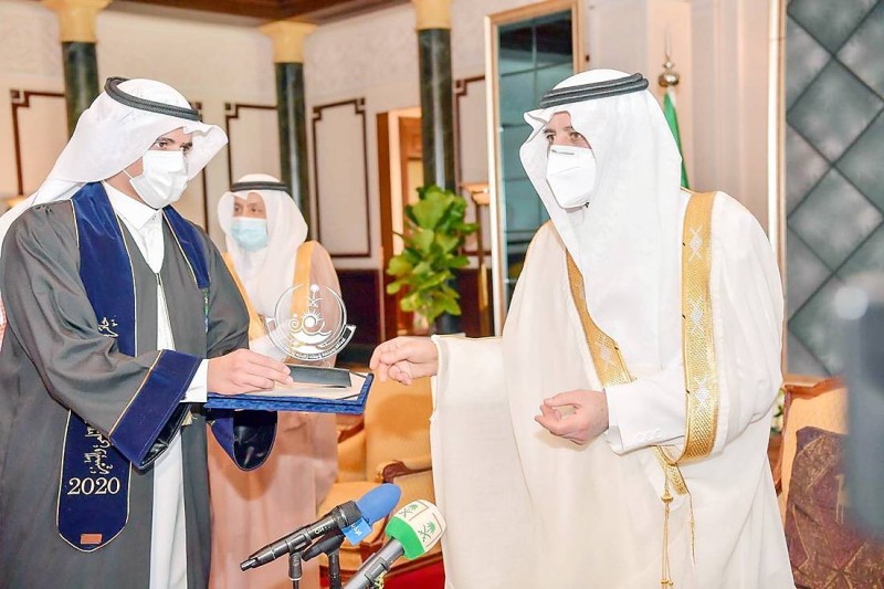 



الأمير فهد بن سلطان مكرما الفائزين والفائزات أمس. (عكاظ)