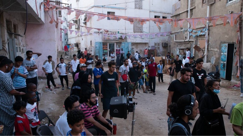 



طاقم العمل أثناء تصوير مشاهد الفيلم في أحد أحياء جدة. (مصدر الصورة: مهرجان البحر الأحمر)