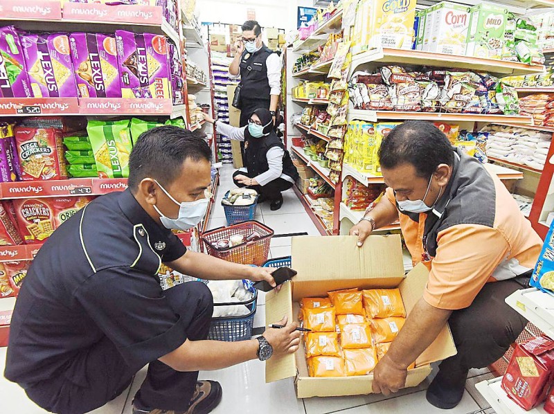 State Health Department and MBSP enforcement officers seized food items without logos at one of the mini market during the 'Ops'  at Taman Bertam Perdana in Kepala Batas, Penang. - Starpic by MUSTAFA AHMAD/The Star/23 July 2020.