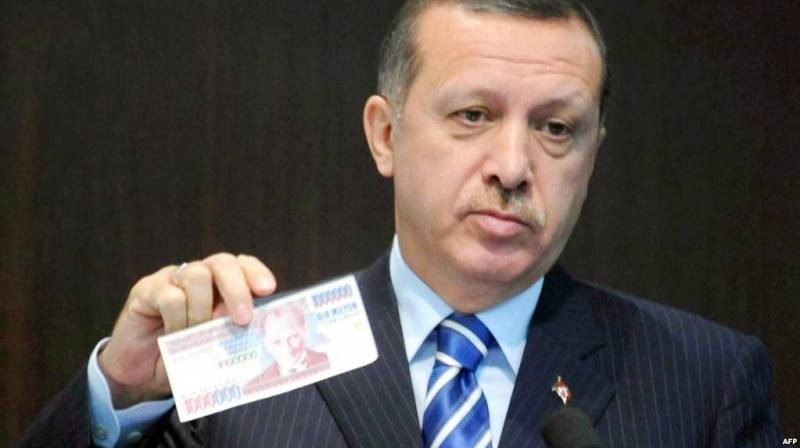 أردوغان ممسكا بورقة نقدية لليرة