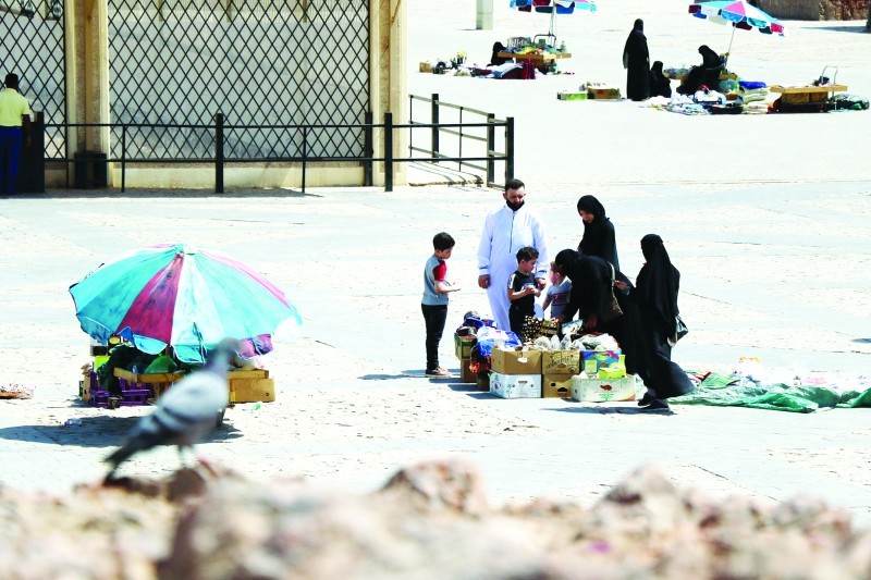 



زوار في ساحة المساجد السبعة بالمدينة المنورة أمس، التي تشهد إقبالاً من الحجاج والمعتمرين والزوار سنوياً.