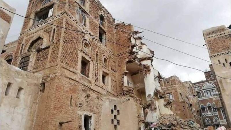منازل دمرتها الأمطار جراء الإهمال الحوثي للمناطق التاريخية
