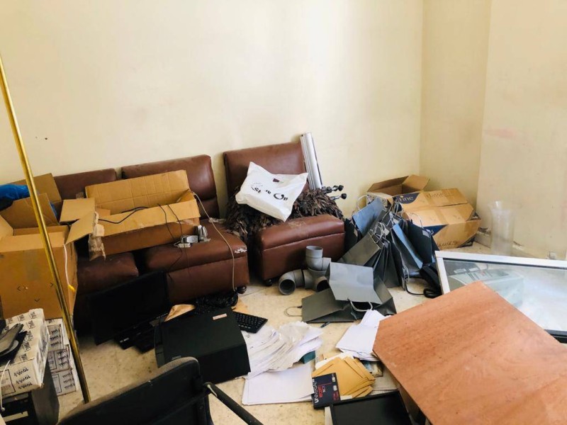 آثار الدمار على مكتب «عكاظ» في بيروت.