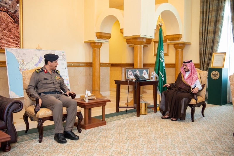 الأمير بدر بن سلطان خلال استقباله اللواء عبدالله القرشي.