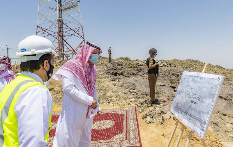 



أمير الباحة مستمعاً لشرح عن أحد المشاريع التنموية في القرى.