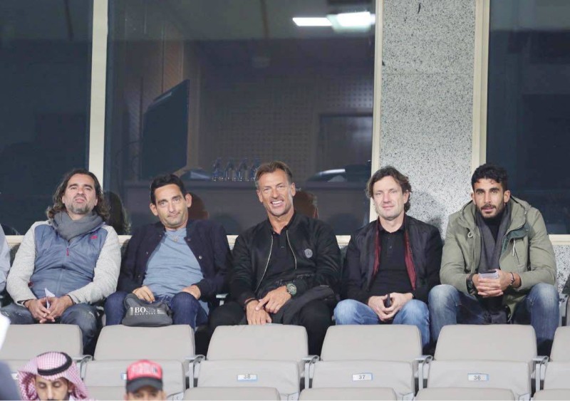 



مدرب المنتخب «رينارد» برفقة مساعديه في ملعب الأمير فيصل بن فهد لمتابعة اللاعبين.