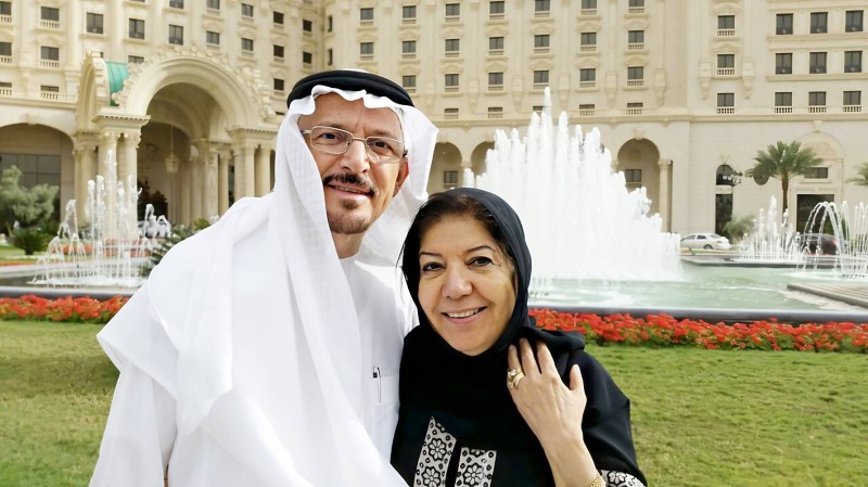 



ثريا مع زوجها الدكتور عبدالله الدباغ أمام فندق في الرياض.