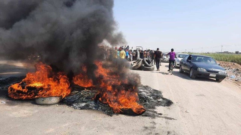



متظاهرون عراقيون يشعلون الإطارات ويقطعون طريقا في ذي قار احتجاجا على قتل النشطاء.