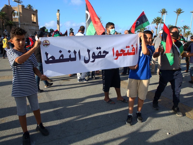 



محتجون ليبيون يهتفون ويرفعون لافتات ضد الإخوان وحكومة السراج في شوارع طرابلس.