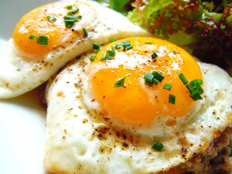 البيض أحد العناصر الغذائية الغنية بفيتامين B12.