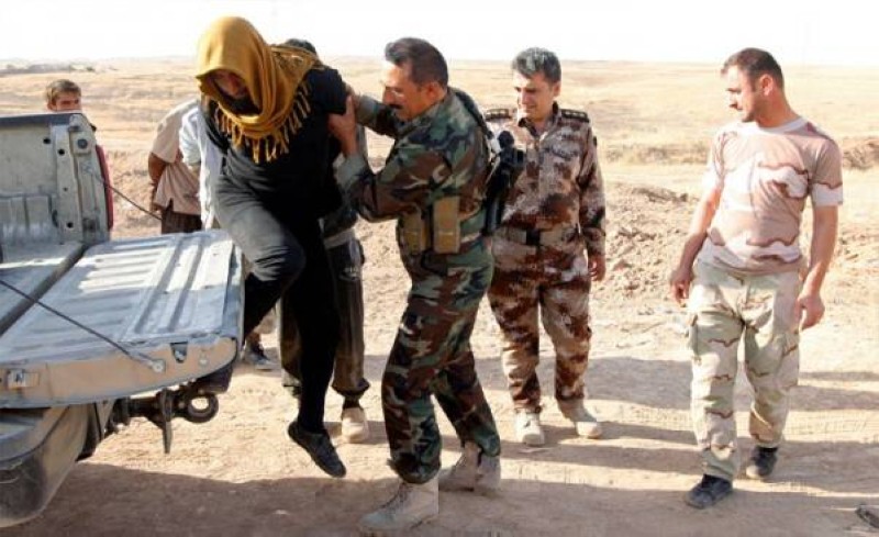 الأمن العراقي أثناء القبض على أحد الإرهابيين.