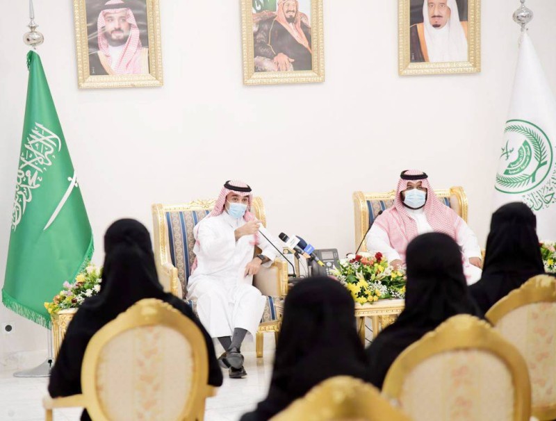 



الأمير محمد بن عبدالعزيز والأمير عبدالعزيز بن تركي خلال لقائهما شباب وفتيات منطقة جازان.