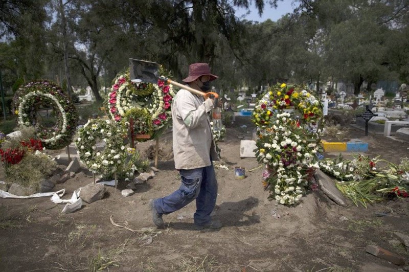 



حفار قبور مكسيكي بجوار مقبرة ضحايا كوفيد في أطراف العاصمة مكسيكو سيتي.