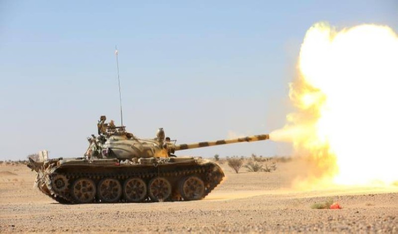 آلية للجيش الوطني أثناء المعارك مع الحوثيين.