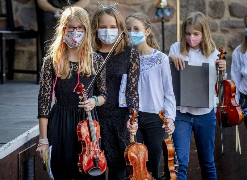 



طالبات ألمانيات في الطريق لمدرستهن لتعلم عزف الكمان قرب فرانكفورت.