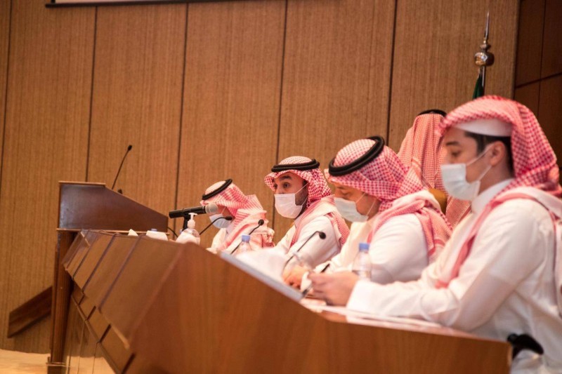 



الأمير عبدالعزيز خلال اجتماعه برؤساء الأندية.