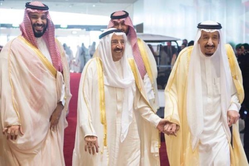 الراحل في زيارة سابقة للسعودية، استقبله خلالها الملك سلمان بن عبدالعزيز وولي عهده الأمير محمد بن سلمان.