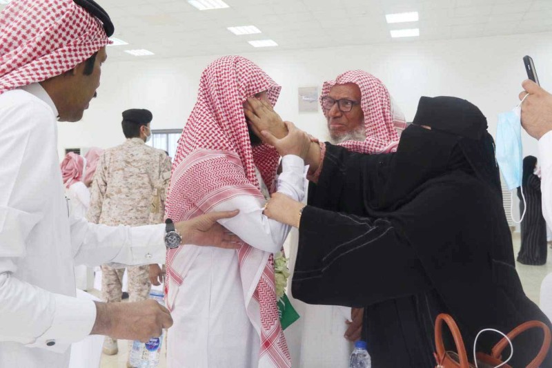لحظات من الحب والأحضان التي استقبل بها الأسرى حين حطت طائرتهم في مطار قاعدة الملك سلمان الجوية.