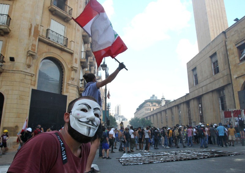 محتجون أمام البرلمان اللبناني