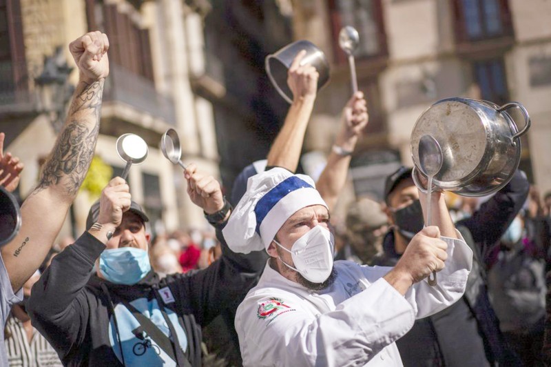 



عمال المطاعم في برشلونة يتظاهرون ضد الإغلاق بأدوات الطهو.