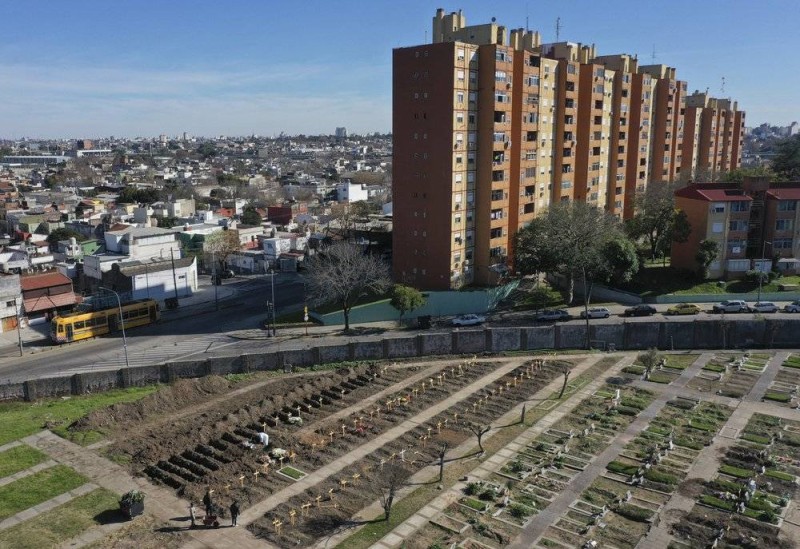 



مقبرة جديدة تغص بالقبور الجديدة للمتوفين بكوفيد في بيونس آيريس.