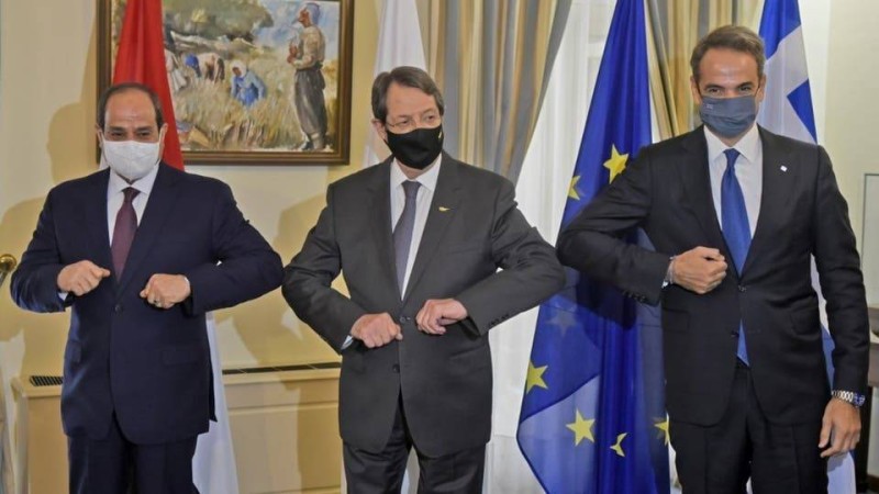 رئيسا مصر وقبرص ورئيس وزراء اليونان خلال قمة ثلاثية في قبرص.