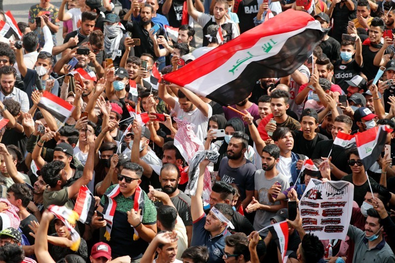 



متظاهرون عراقيون يحيون الذكرى الأولى لـ «انتفاضة تشرين» في بغداد أمس.