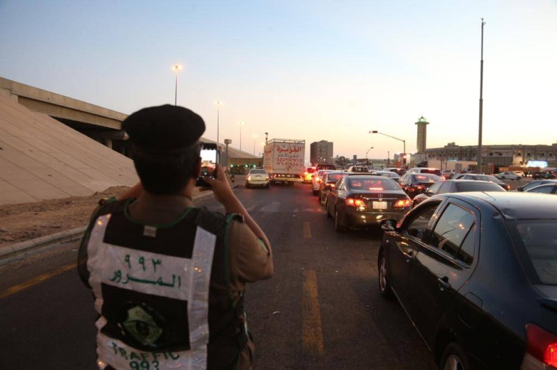 



رجل مرور يوثق آلياً سيارة مخالفة بأحد شوارع جدة أمس.  (تصوير: مديني عسيري)