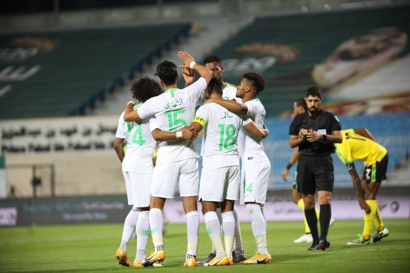 



لاعبو المنتخب السعودي يعبرون عن فرحتهم بالفوز على جامايكا بطريقتهم الخاصة. (تصوير: علي الغامدي)