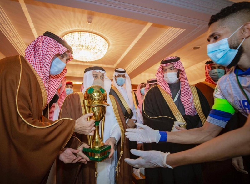 



أمير الرياض لحظة تتويج قائد فريق الهلال بكأس الملك.