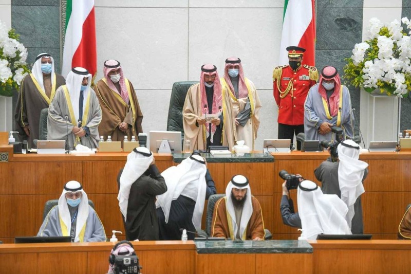 أمير الكويت متحدثا في افتتاح جلسات مجلس الأمة الجديد أمس.