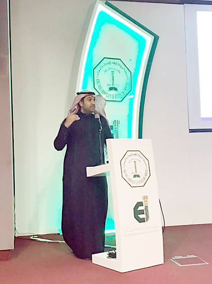 



عبدالجبار قسام الصيود مدير جامعة الملك فهد للبترول والمعادن متحدثاً للمشاركين.