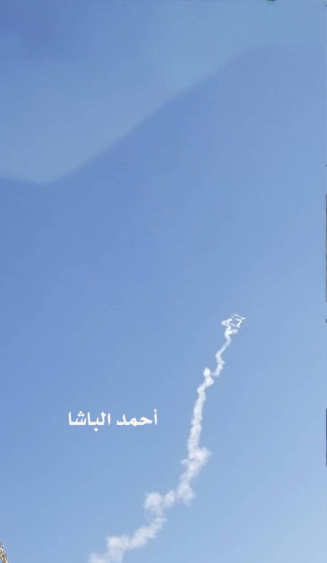 مصور صحفي يرصد الصاروخ قبل أطلاقه من مطار تعز الدولي. 