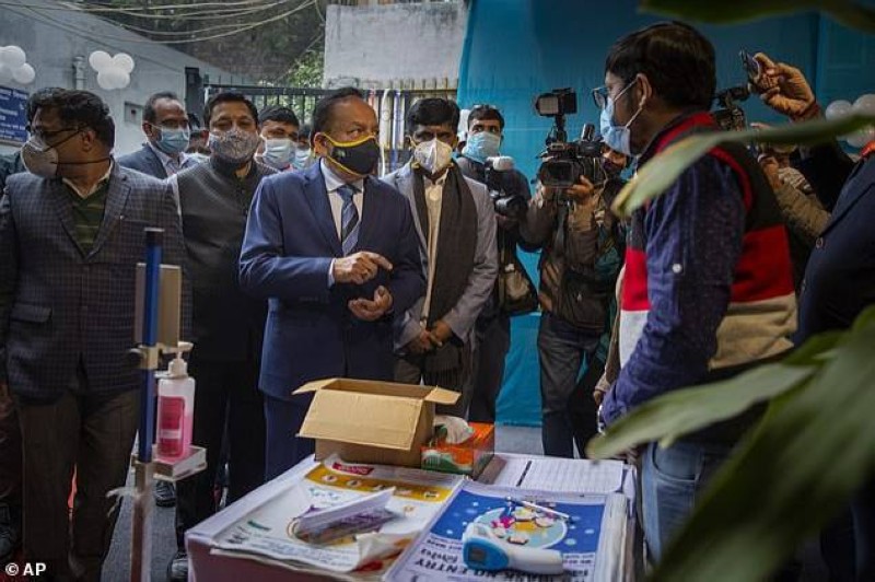 



وزير الصحة الهندي (وسط) يتفقد الاستعدادات لحملات التطعيم في نيودلهي.