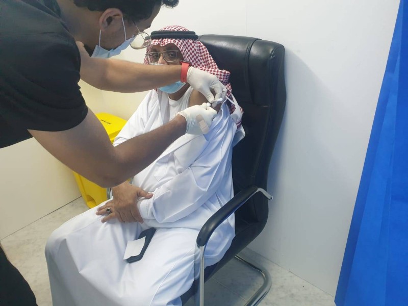



مواطن يتلقى التطعيم باللقاح في مركز جدة أمس.
