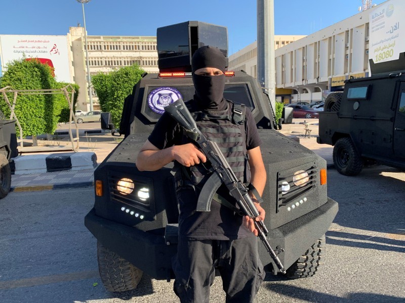 مسلح موالٍ لوزير الداخلية في حكومة الوفاق فتحي باشاغا.